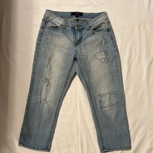Crop denim jeans with tear design.